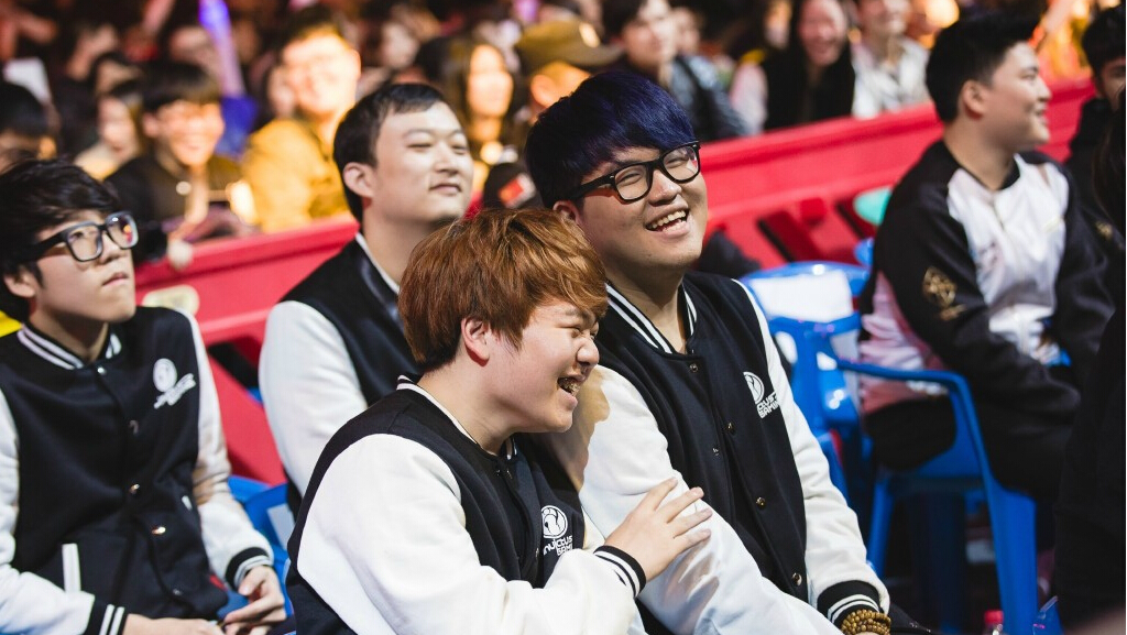 蜂鸟电竞-包含Rookie迎来十二赛季高光表现，加拿大队球迷沸腾！的词条