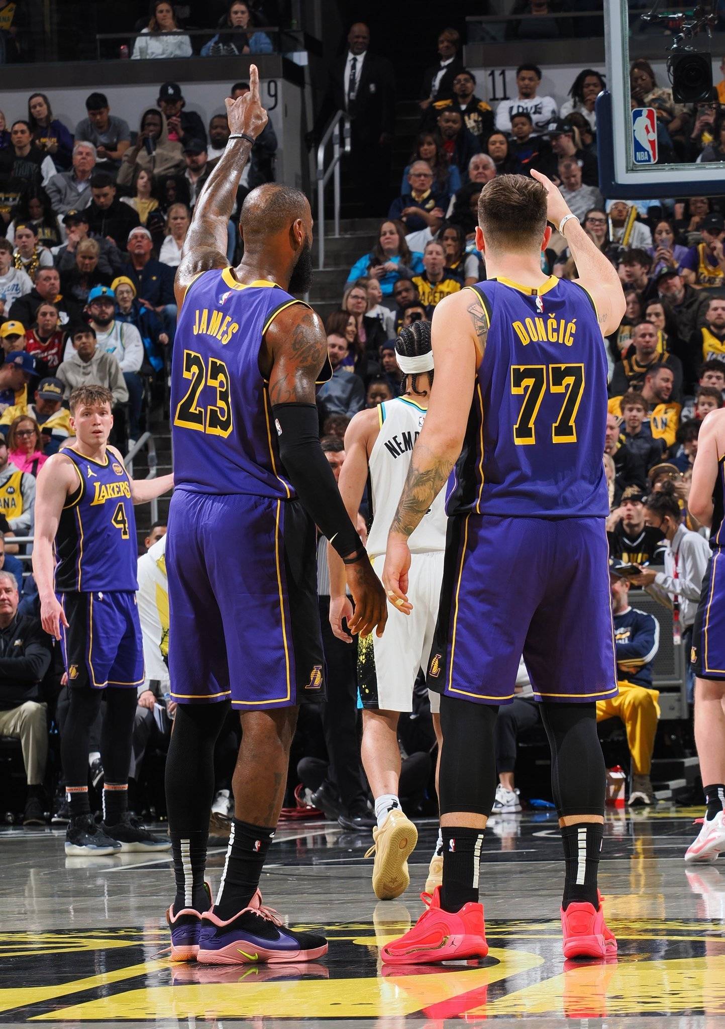 包含詹姆斯回归赛场，出色防守首场状态亮眼，湖人观众沸腾！的词条